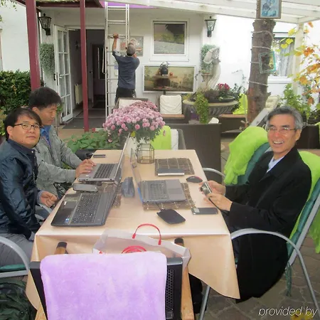 Attache Hotell 3*