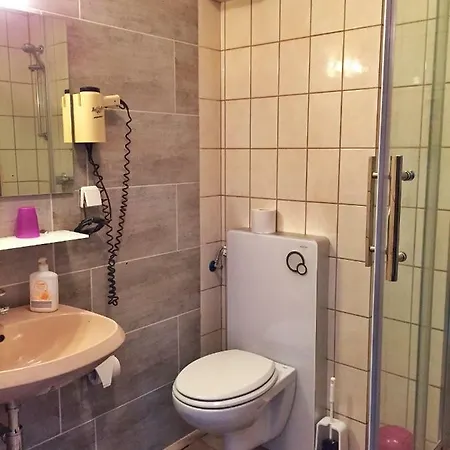 Attache Hotell 3*
