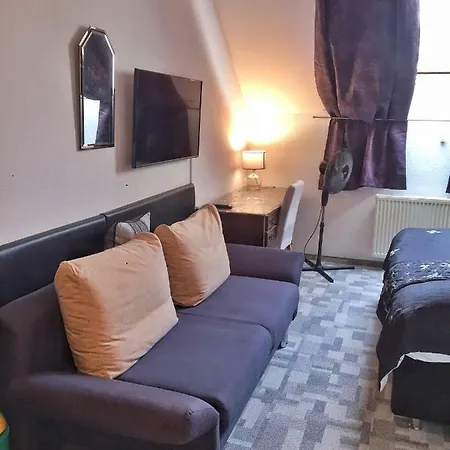 Attache Hotell 3*