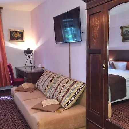 Attache Hotel 3*
